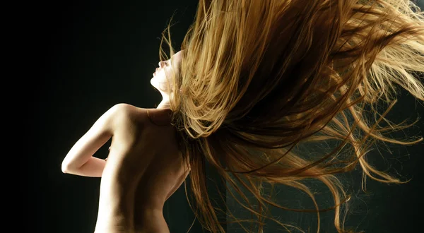 Mulher com cabelo longo elegante e costas nuas . — Fotografia de Stock