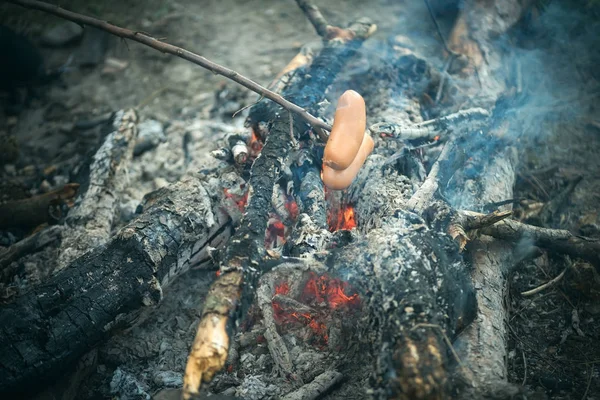 Worst op stick geroosterd in brand op de natuurlijke omgeving — Stockfoto