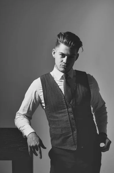 Красивый мужчина или бизнесмен со стильной стрижкой — стоковое фото