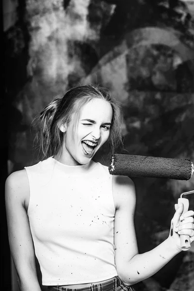 güzel kız Oluşturucu, ressam ile silindir boyama duvar siyah