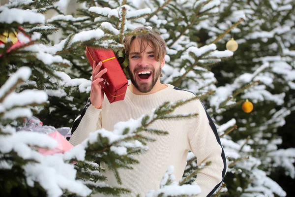 Brodaty macho uśmiechający się w drewno śnieg — Zdjęcie stockowe