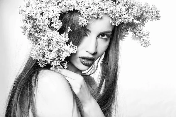 Girl with wreath of lilac — Stock Photo, Image