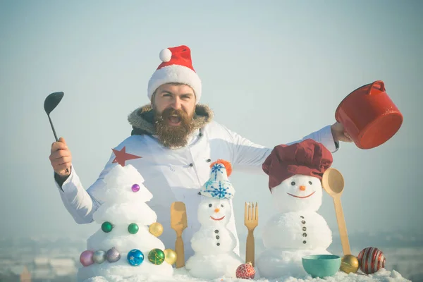 Kepçe ve kırmızı pot tutan hipster — Stok fotoğraf