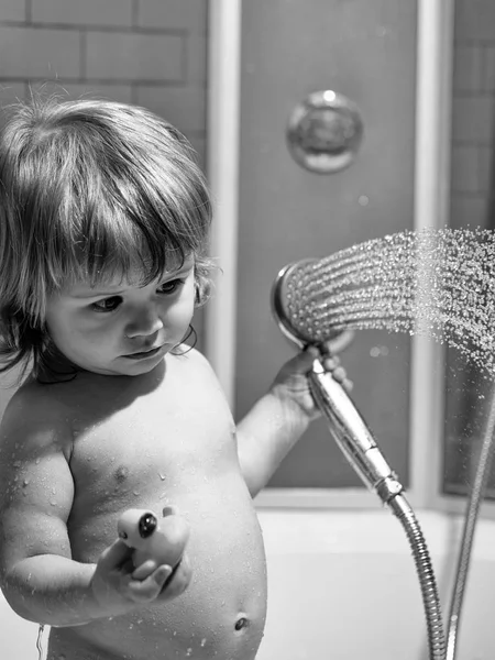 Niño con patito en el baño — Foto de Stock