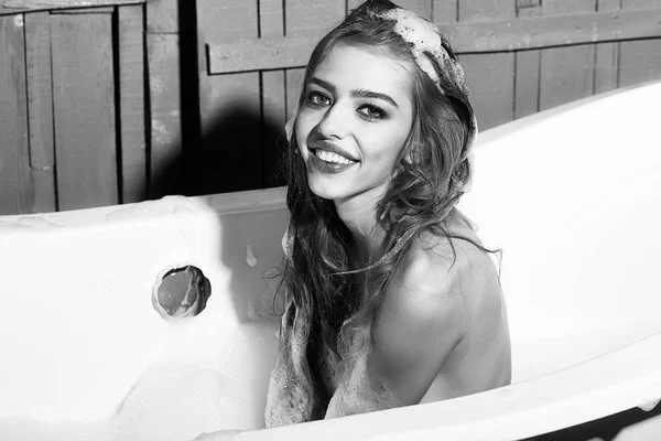Mulher sorridente no banho — Fotografia de Stock