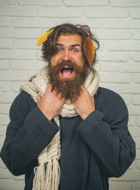 Tuğla duvar Güz, uzun sakallı adam.