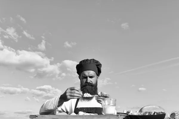 Чоловік шеф-кухар готує на відкритому повітрі — стокове фото