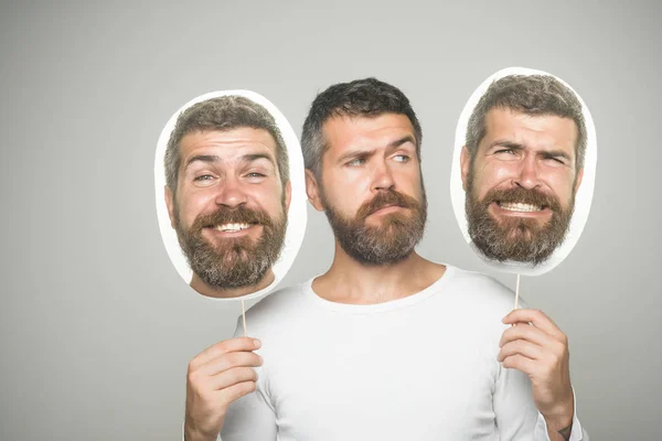 Hipster met ernstige, gelukkig en eng gezicht greep portret naamplaatje. — Stockfoto