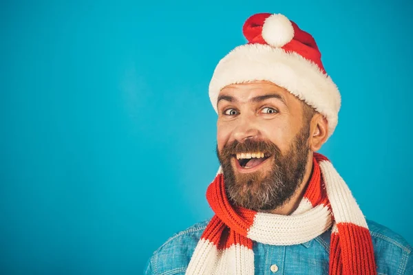 Homme de Noël heureux souriant dans le chapeau de Père Noël et l'écharpe — Photo