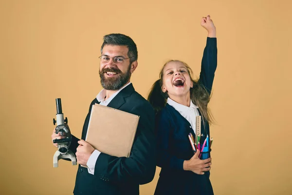 Aula y concepto de educación alternativa. El niño y el papá sostienen el microscopio —  Fotos de Stock