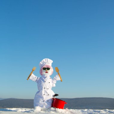 Yeni yıl kardan adam Şef pot ile kar.