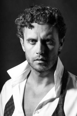 Bugüne kadar untied kırmızı yay ile maço adam