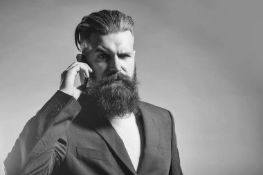 Ceketli sakallı yakışıklı adamı