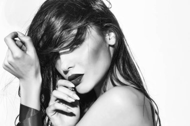 Kırmızı dudaklar, şerit uzun saçlı seksi kadınla