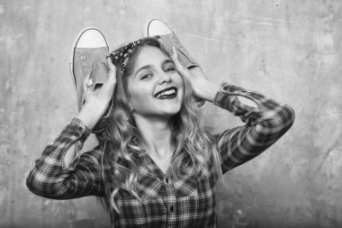 Mutlu güzel kız mavi moda spor ayakkabı içinde el ile