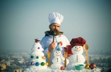 Mutsuz hipster kepçe ve kırmızı pot holding