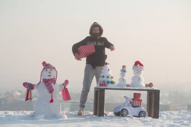 Hipster hediye kutusu işaret parmağı