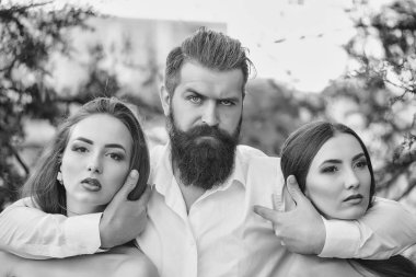 Sakallı adam ve iki kadın açık