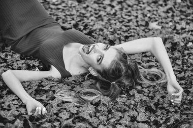 Gülümseyen kız yeşil yapraklarda yalan