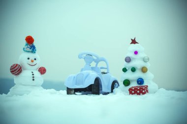 Noel ağacı ve mavi gökyüzü hediye kutusu