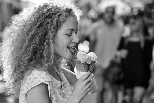 Χαμογελαστή γυναίκα με παγωτό — Φωτογραφία Αρχείου