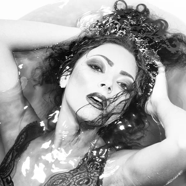 Kadın portre banyo sekmesinde