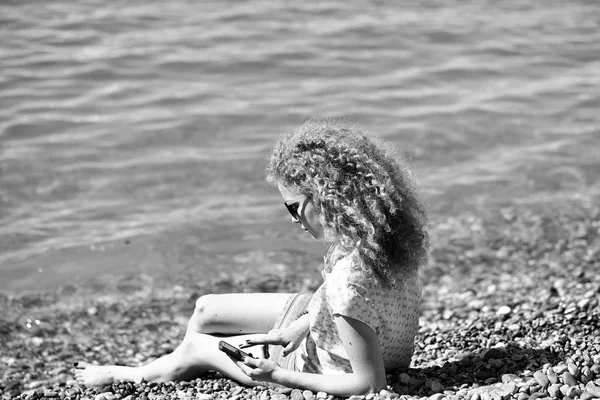 Femme allongée sur la plage de galets — Photo