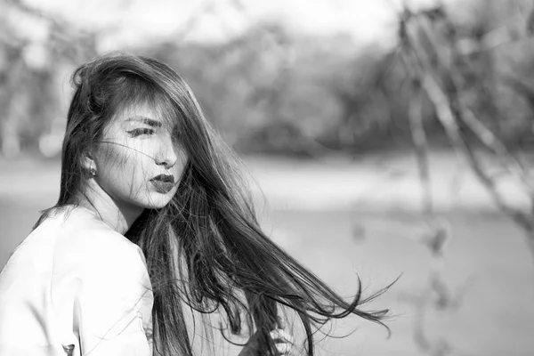 Sensual jovem mulher ao ar livre — Fotografia de Stock