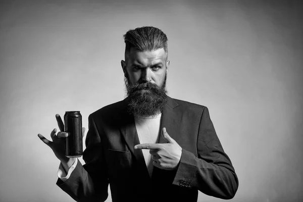 Homme barbu avec boîte de bière — Photo