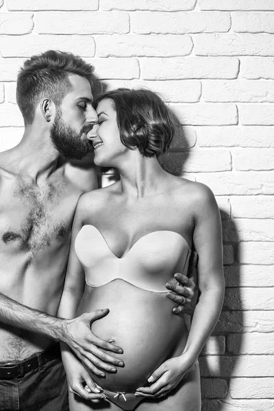 Homme mince barbu et jolie femme enceinte avec ventre rond — Photo