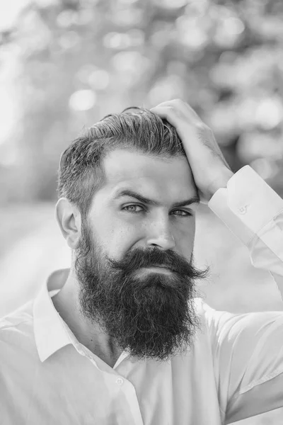 Hombre barbudo en el cielo azul — Foto de Stock