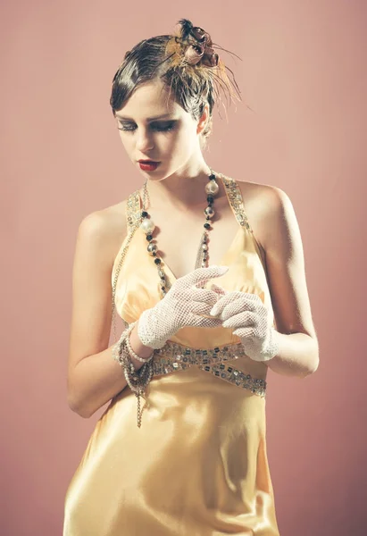 Κορίτσι μόδας φόρεμα κίτρινο. — Φωτογραφία Αρχείου