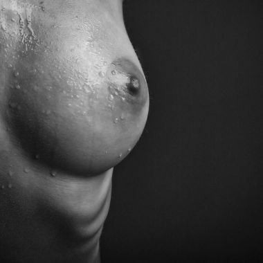 Seksi, ıslak, çıplak göğüs.