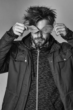 sonbahar yaprakları ile sakallı adam