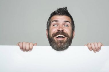 Hipster mutlu yüz ile tutun kağıt.