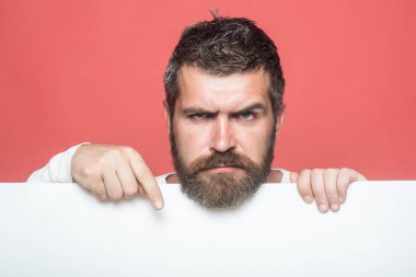 Hipster üzgün yüz ile tutun kağıt.