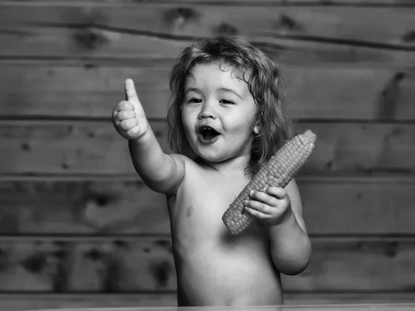 Αστείο, μικρό αγόρι παιδί τρώει κίτρινο καλαμπόκι — Φωτογραφία Αρχείου