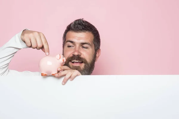 Chico mantenga moneybox o alcancía para el ahorro . — Foto de Stock