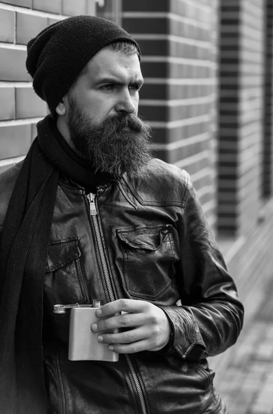 Homme barbu sérieux hipster avec pot métallique en veste en cuir — Photo