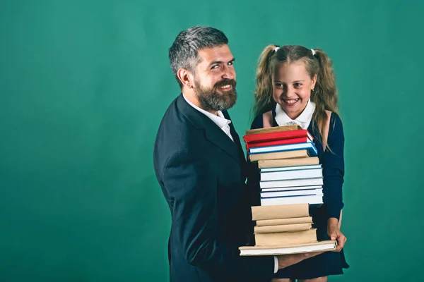 Klassenzimmer und alternatives Bildungskonzept. Kind und Vater — Stockfoto