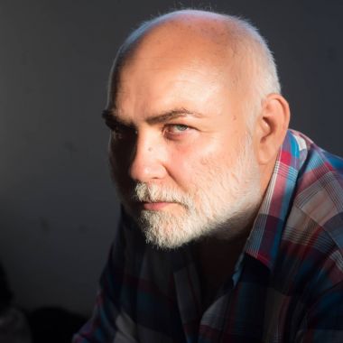 Üst düzey adam gri saç sakal ve kalın kafa alın