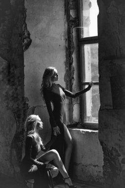 Yeşil elbiseler pencere yakınındaki güzel kadınlar