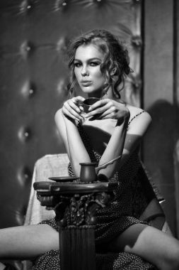 Çok seksi kız içecekler kahve Cafe