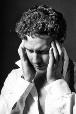 Bugüne kadar untied kırmızı yay ile maço adam