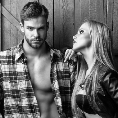 Genç şık bir çift.