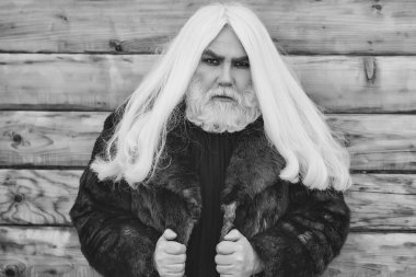 sakallı adam ahşap arka plan üzerinde