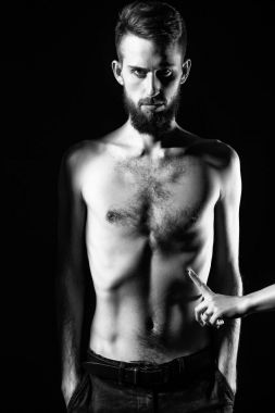 ince çıplak gövde siyah izole ile ince sakallı adam