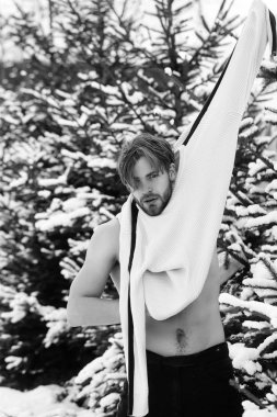 yakışıklı bir adam kış orman