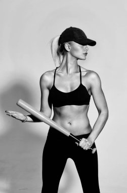 Oldukça sportif kız atlet oyuncu yeşil beysbol sopası