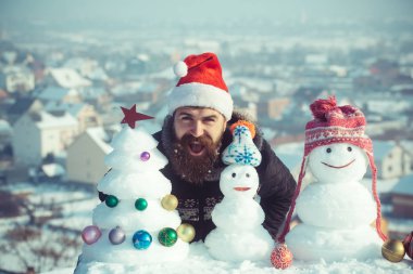 Şapkalar ve kar kardan adam xmas ağacı üzerinde mavi gökyüzü